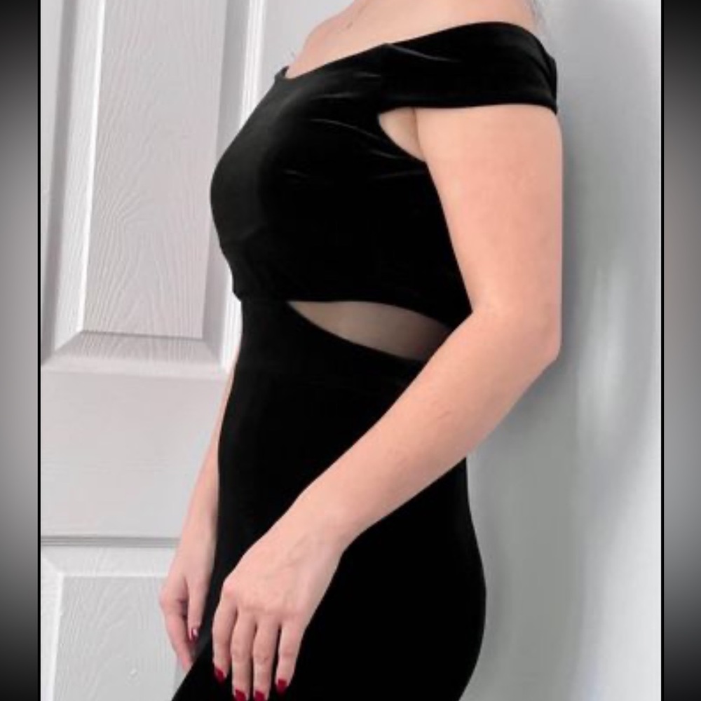 Black  velvet XSCAPE formal dress in size 6. ( also fits (2-4 )